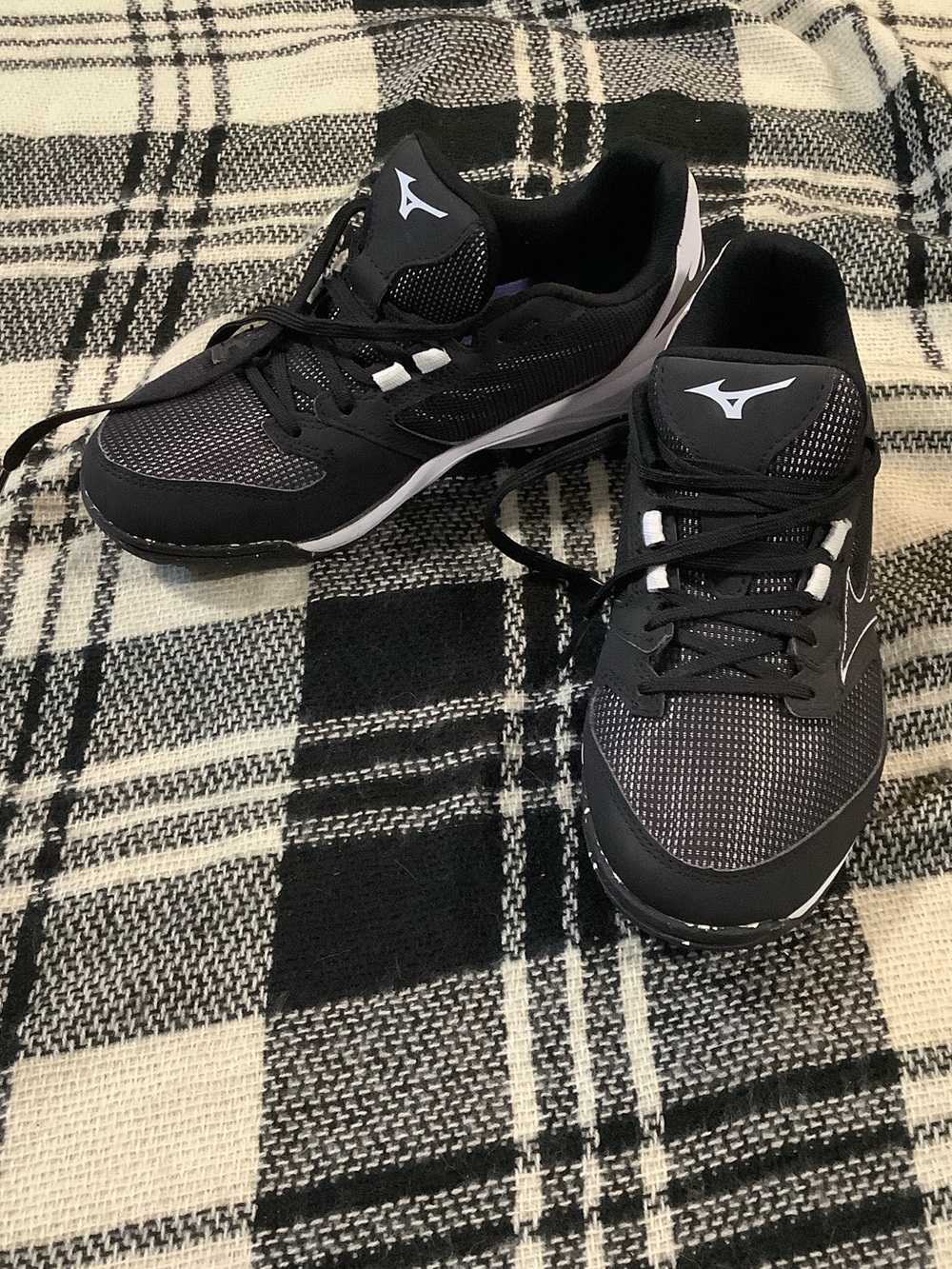 Mizuno women’s all surface low turf shoes
